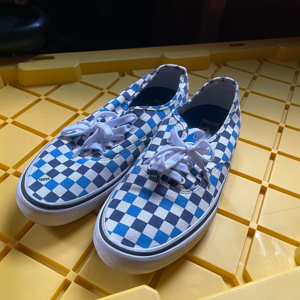 Barely worn Men’s 11 Vans lace up checkered shoes